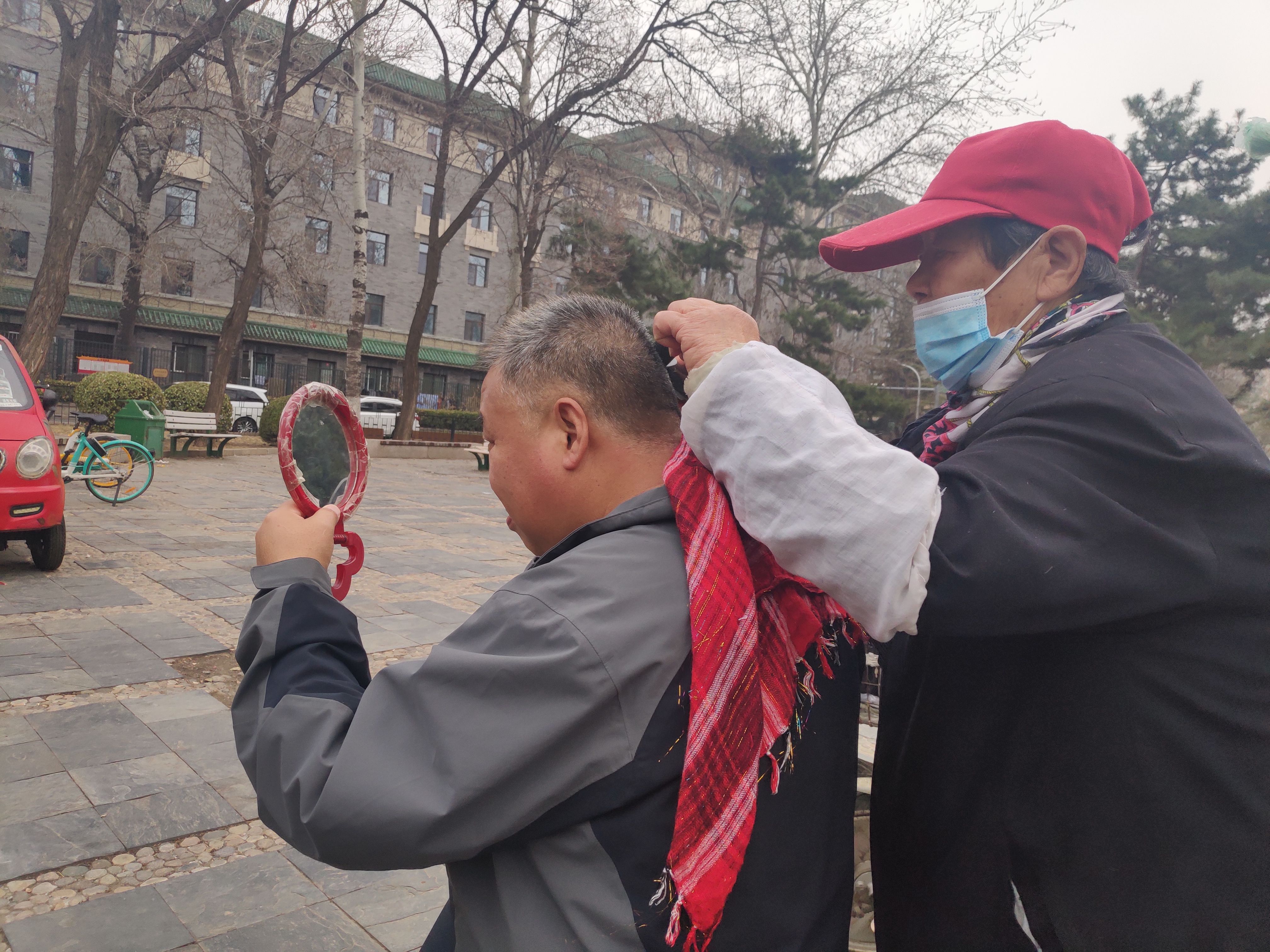 北京82岁老太太露天剃头三十年，自称“出来就是为了开心”