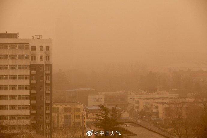 北京沙尘来临漫天橘黄色 今年范围最广强度最大！画面曝光 大风降温沙尘将齐袭北方