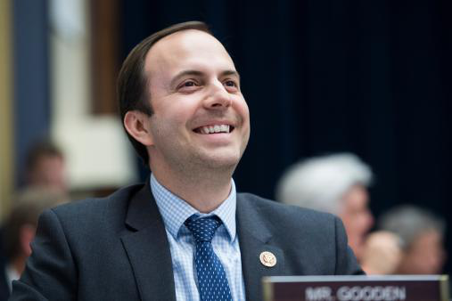 弗洛伊德案开审 美媒称“被送上审判席的是整个