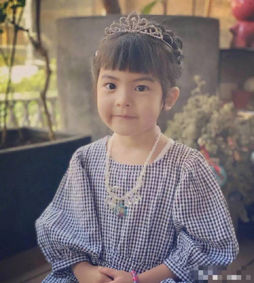賈靜雯為小女兒慶生，4歲波妞戴皇冠似公主，3個女兒一個比一個美