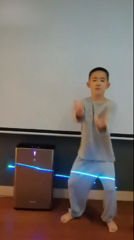 應采兒曬兒子Jasper光腳跳舞視頻：自己覺得帥氣到模糊