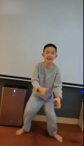 應采兒曬兒子Jasper光腳跳舞視頻：自己覺得帥氣到模糊