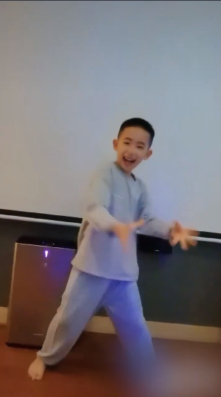 應采兒曬兒子Jasper光腳跳舞視頻：自己覺得帥氣到模糊