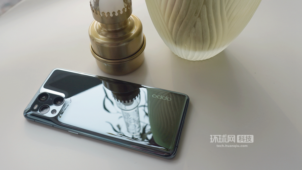 OPPO Find X3 opens box: Of lens black match colors " impossible curved surface "