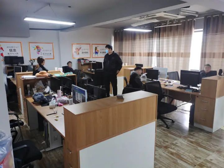 炒股亏了8万多，浙江阿姨突然被踢出群！背后牵出2000万大案