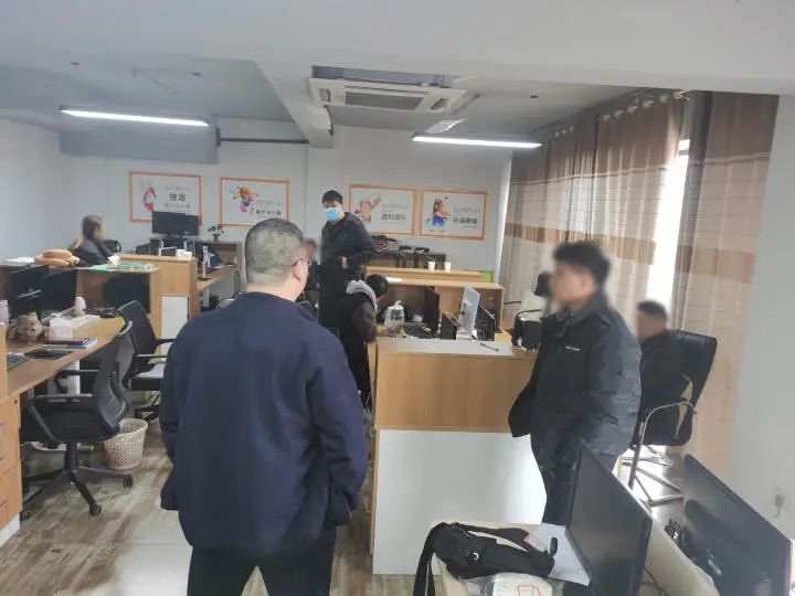 炒股亏了8万多，浙江阿姨突然被踢出群！背后牵出2000万大案