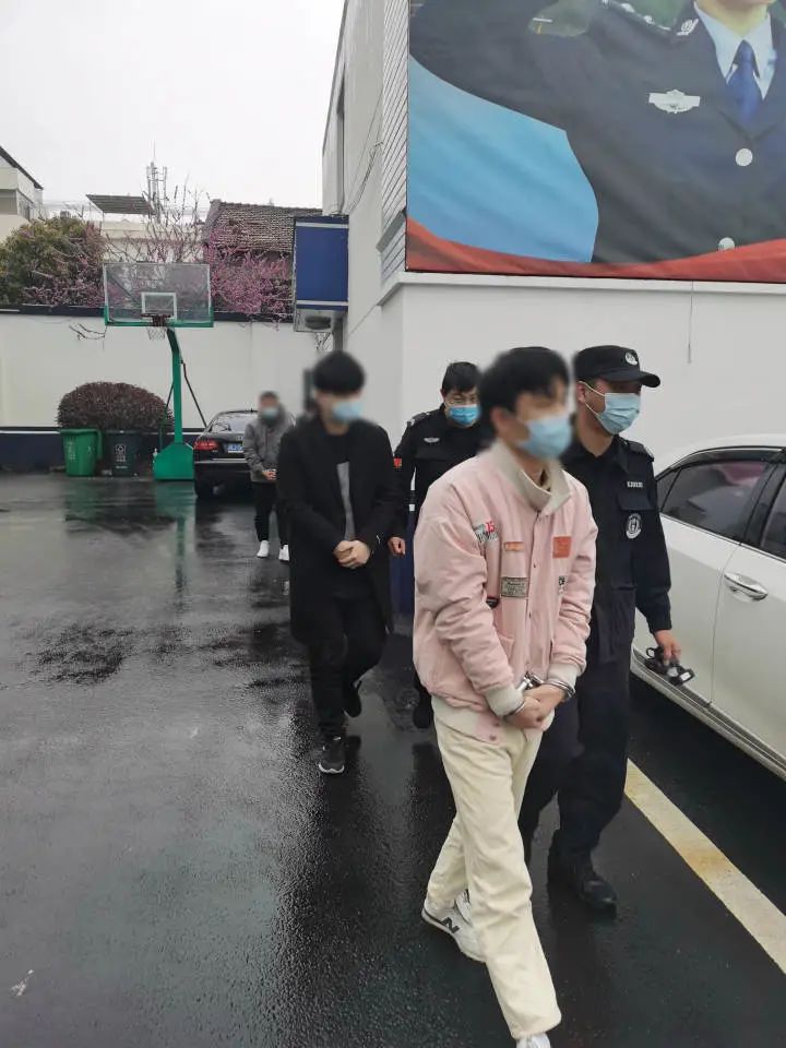 炒股亏了8万多，浙江阿姨突然被踢出群！背后牵出2000万大案