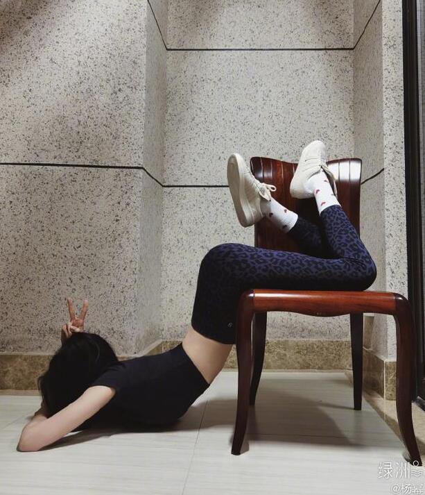 杨幂挑战漫画腰这妥妥的杨柳小蛮腰啊