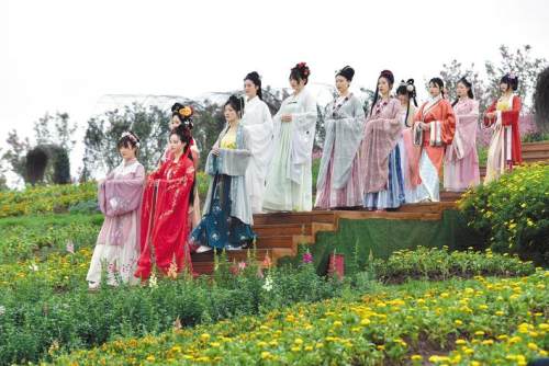 庆祝“花朝节”：内江三百“汉朝青年”川南大草原踏青