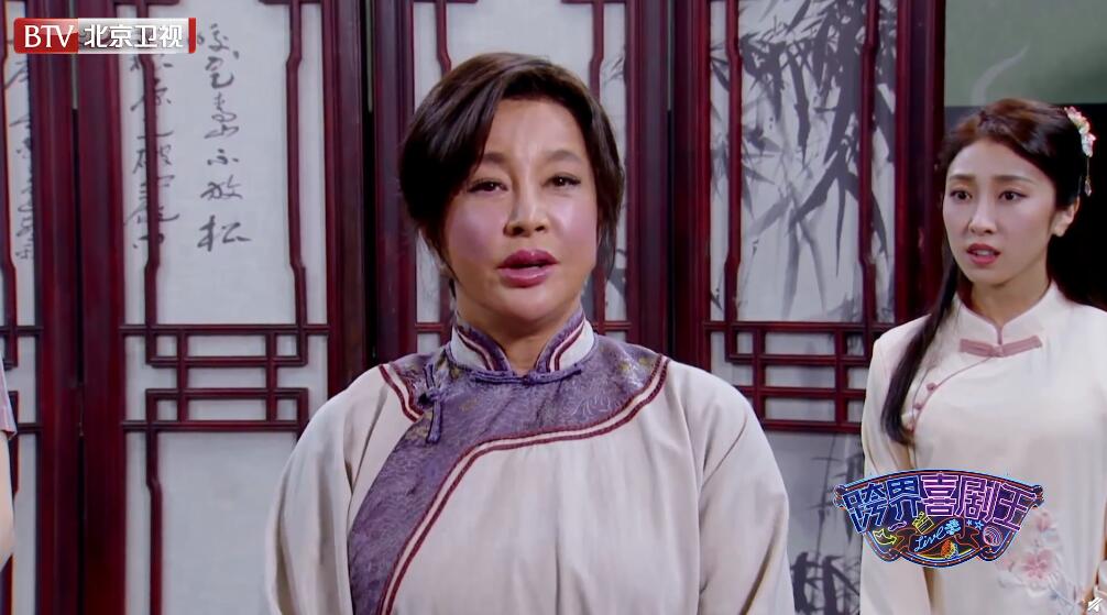 65岁刘晓庆近照似“面具”，耳垂脖子连一体，只能靠假发遮挡