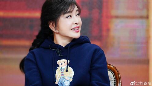 65岁刘晓庆近照似“面具”，耳垂脖子连一体，只能靠假发遮挡