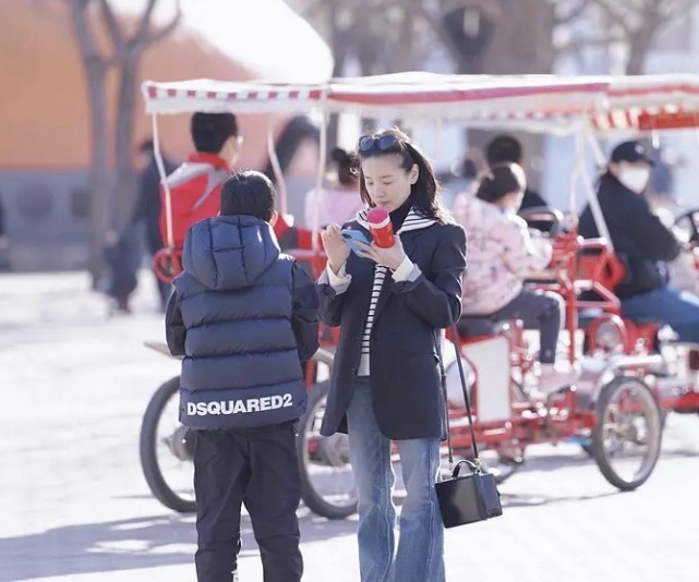 董洁带儿子逛公园被偶遇，发际线堪忧，12岁顶顶身高猛长直逼妈妈