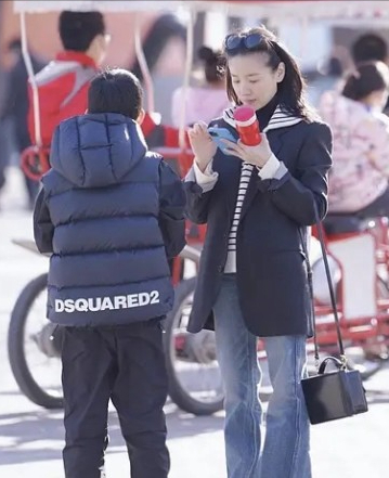 董洁带儿子逛公园被偶遇，发际线堪忧，12岁顶顶身高猛长直逼妈妈