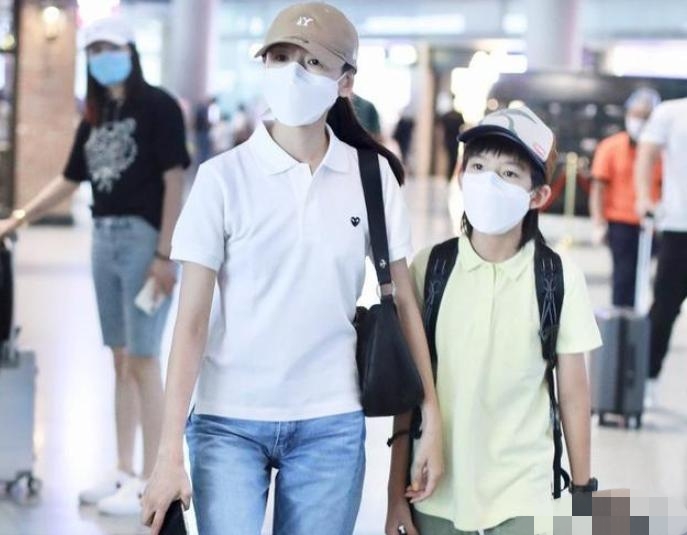董洁带儿子逛公园被偶遇，发际线堪忧，12岁顶顶身高猛长直逼妈妈