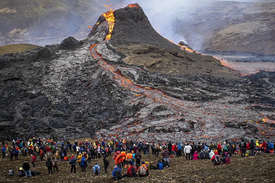 冰岛人的周末历险：喷发的火山美不美？熔岩烤肠香不香？