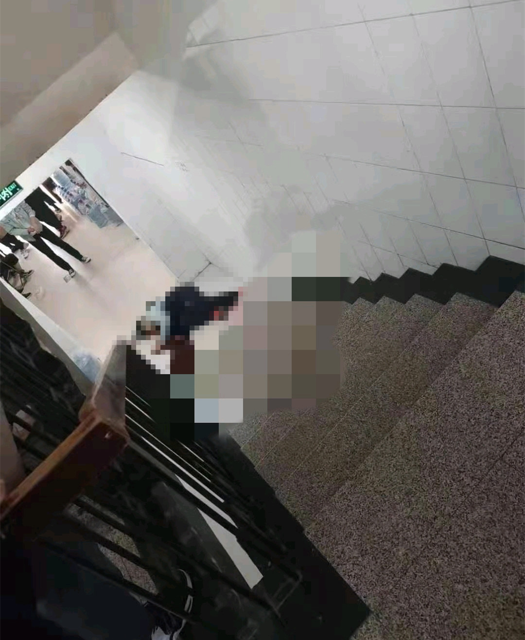 网传郑州财经学院男生被砍伤，校方：学生疑似自杀，已不幸身亡