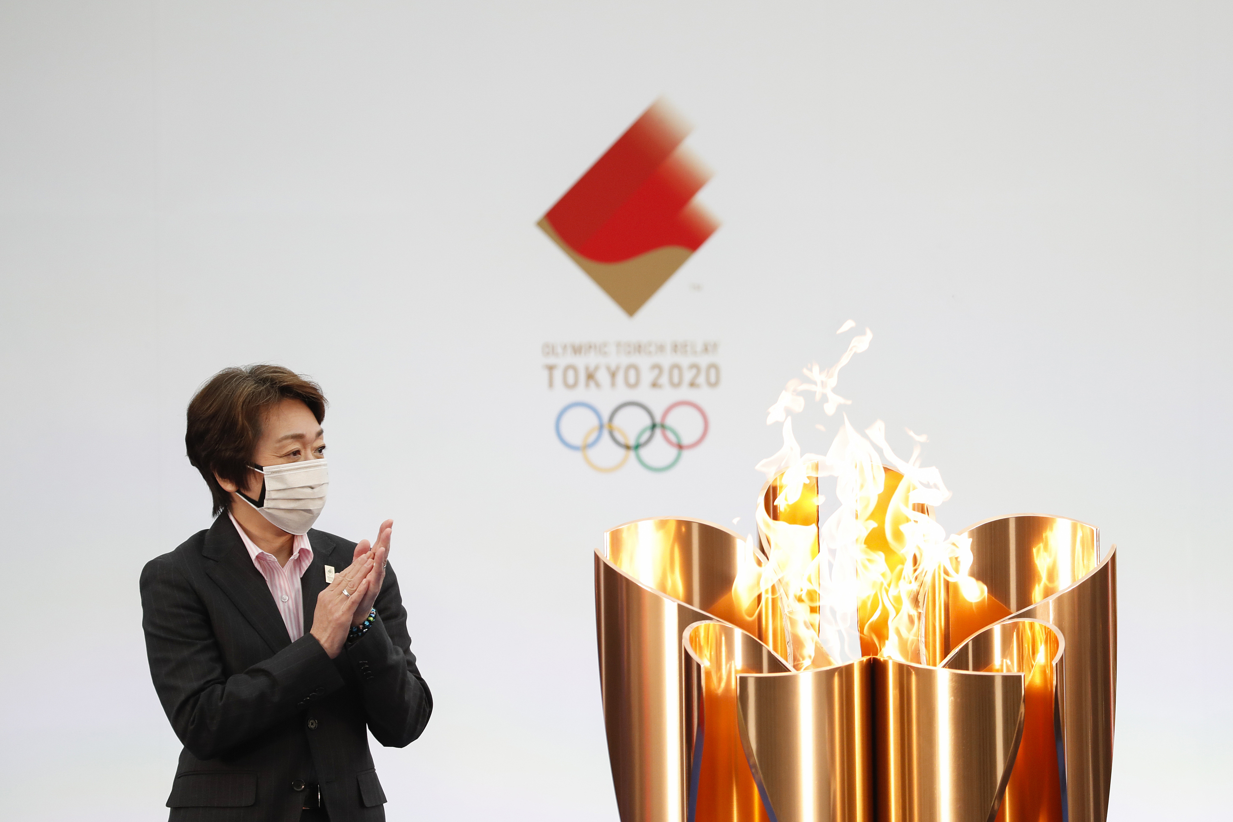 The fire of Olympic Games emperor with close-up labyrinthian ｜ is delivered, the spark that never goes out hopes