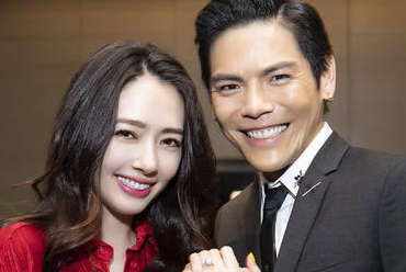 郭碧婷女儿罕露面，向华强向太逗不停，向佐变