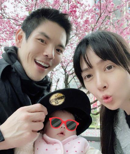 郭碧婷女儿罕露面，向华强向太逗不停，向佐变