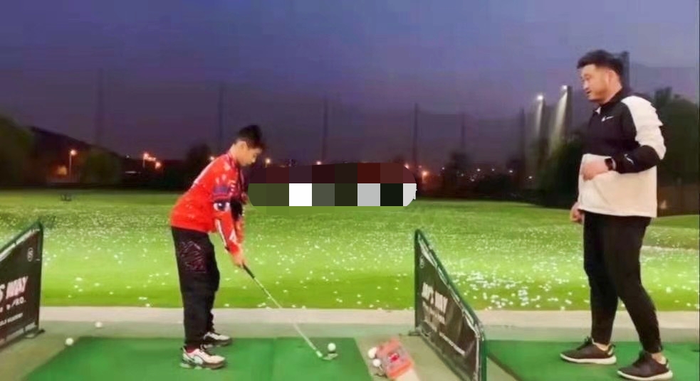 楊威兒子楊陽洋打高爾夫，動作標準身高猛躥，昔日萌娃長成小帥哥