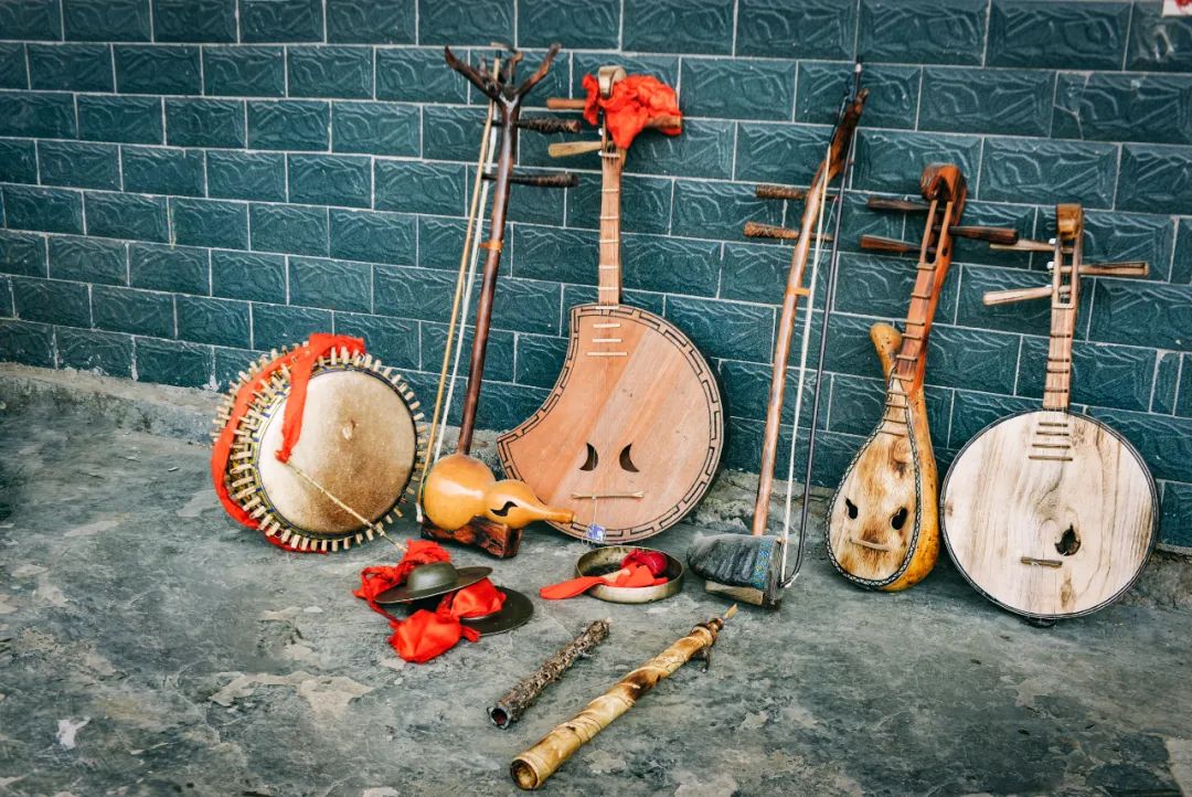 的乐器走进吴天平的家四面墙上挂着琳琅满目的布依族传统乐器除了勒尤