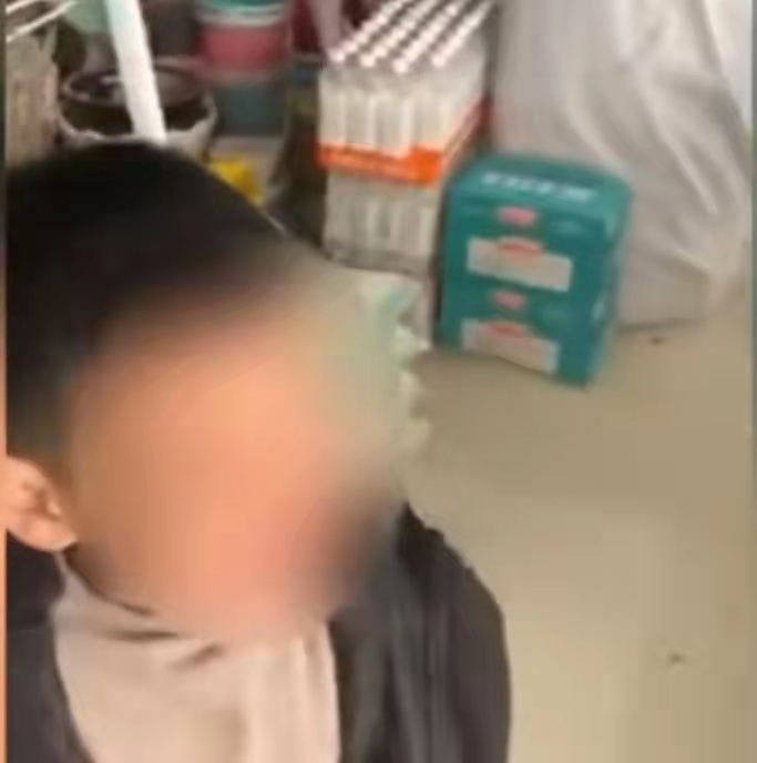 喝死了再说？河北女子找超市退过期饮料反被老