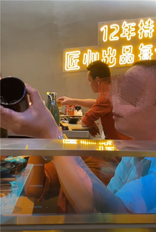 女顾客制止邻桌吸烟反被泼液体，当事人：最寒心的是饭店里很多人支持抽烟的男人