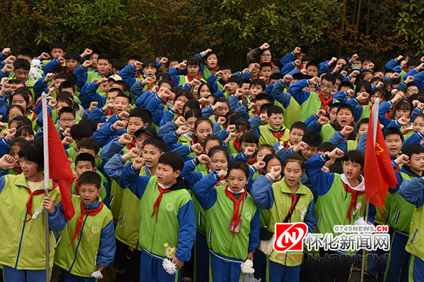 学习百年党史 缅怀革命先烈 怀化各界自发祭扫烈士陵园