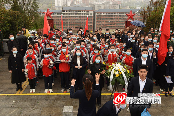 学习百年党史 缅怀革命先烈 怀化各界自发祭扫烈士陵园