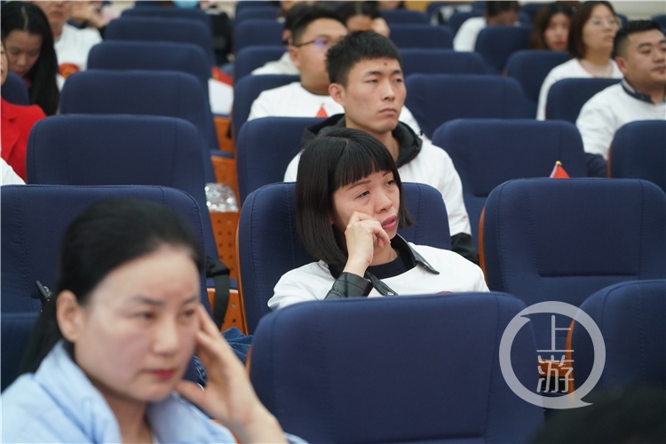 Promote the gas of the hero of party history to listen to Qi Fabao's comrade-in-arms to relate heroic story