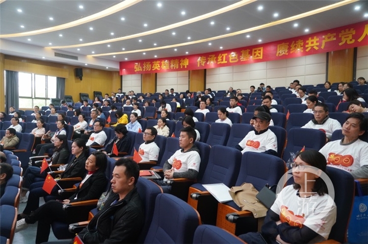 Promote the gas of the hero of party history to listen to Qi Fabao's comrade-in-arms to relate heroic story