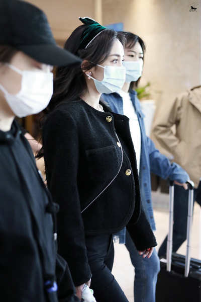 Bowknot of beautiful leg of fine waist of show of modelling of Yang Mi All Black sends band to match earring of sweet a peach-shaped thing to decrease age nifty