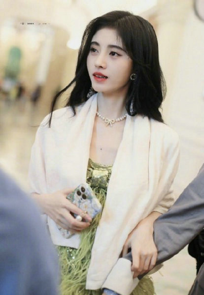 Ju Jing  Dai  " achieve 4 " the road appears exposure green short skirt to match white jacket tenderness melting