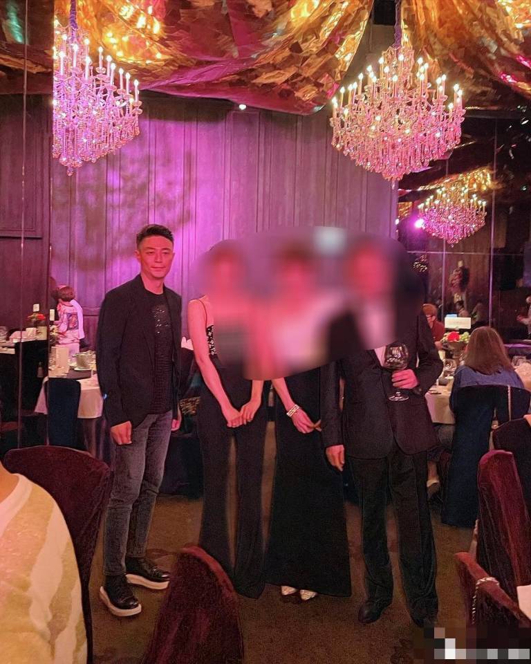 林心如为妈妈庆70岁大寿，夫妻俩笑容甜蜜，霍建华却成现场合照王