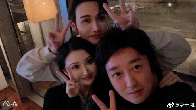Gu Shikai is basked in with group photo of Jing Tian Zhang Binbin 3 people are happy than Ye