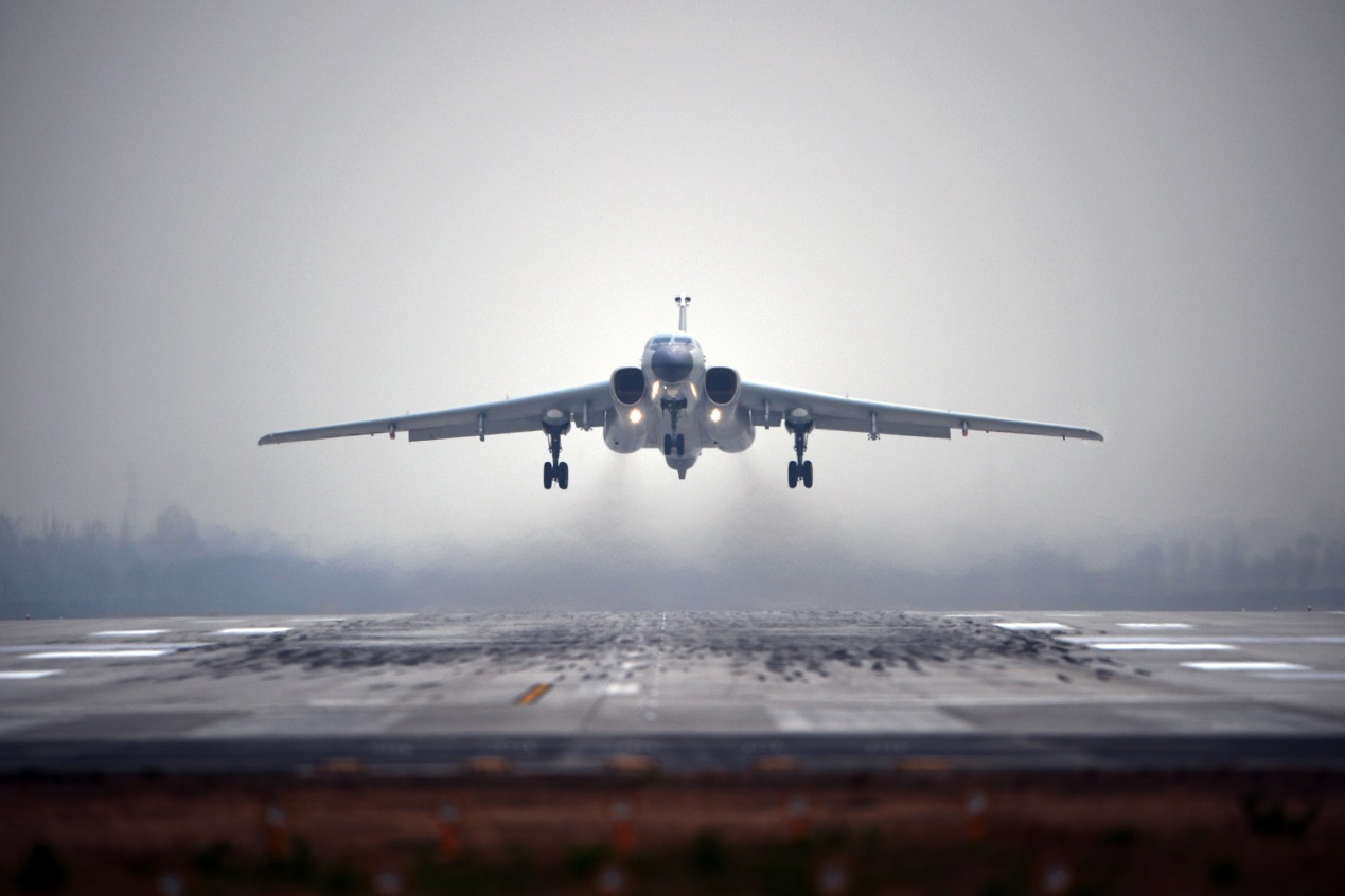 中部战区空军航空兵某师实战化远程机动训练掠影