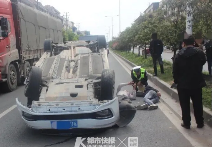 绿灯还剩3秒停车惹怒后方司机，浙江两车街头疯狂别车，车上还有小孩