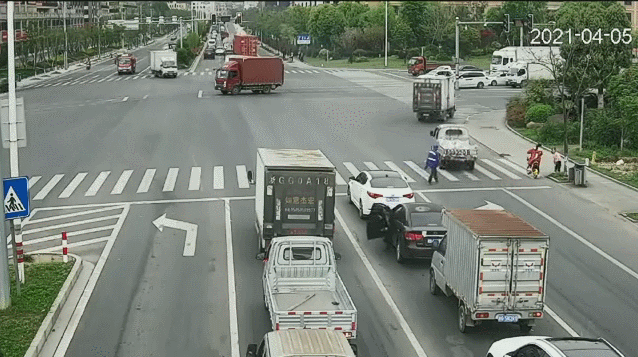 绿灯还剩3秒停车惹怒后方司机，浙江两车街头疯
