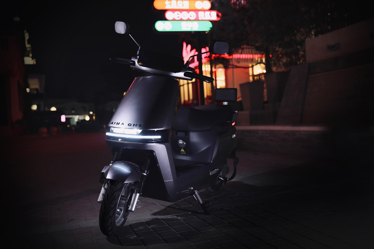 搭载引擎MAX系统、续航超150公里，爱玛发布A500电动车