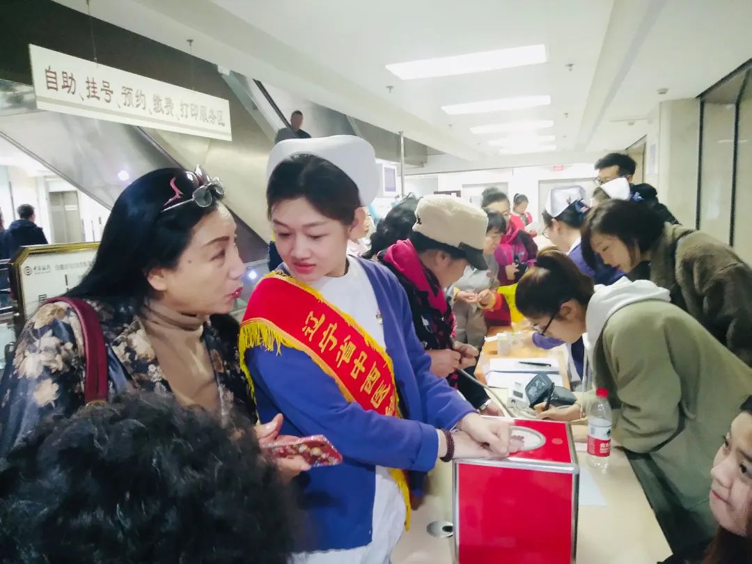 感动！沈阳这位跪地救人的女护士，刚确诊白血病……