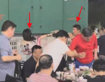 毛阿敏富豪老公曝光，打扮不修边幅喝茅台，杜江霍思燕在角落表演