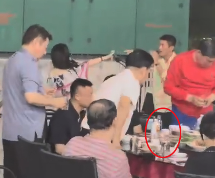 毛阿敏富豪老公曝光，打扮不修边幅喝茅台，杜江霍思燕在角落表演