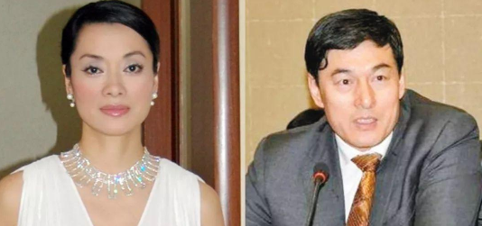 毛阿敏富豪老公曝光，打扮不修边幅喝茅台，杜江霍思燕在角落表演
