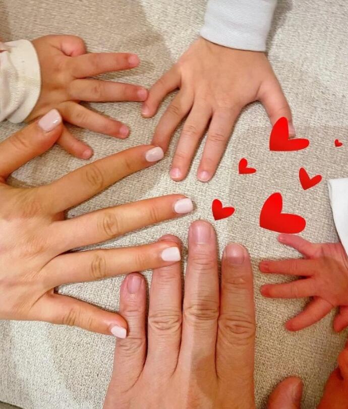 胡杏兒首公開三胎兒子正面照重達7.6斤個頭遠超兩個哥哥