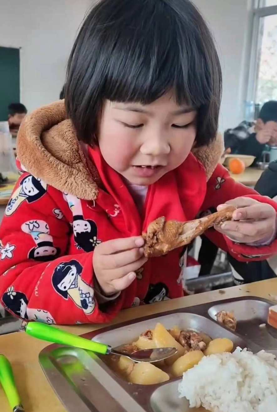 “拿回去给俺妈吃”，“鸡腿”姑娘火了！背后还有个80后校长“爷爷”