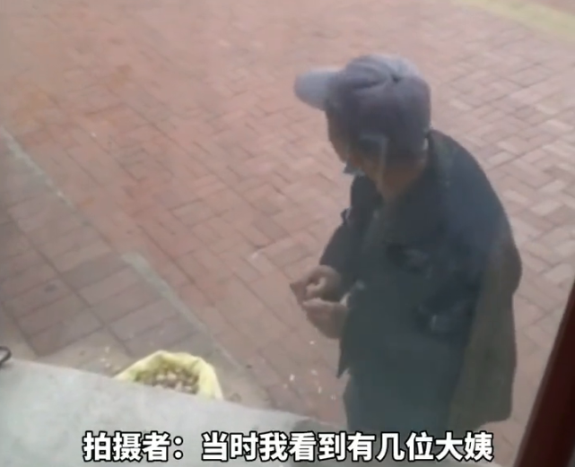 顾客试吃核桃后没买离开，大爷从地上捡起剥开