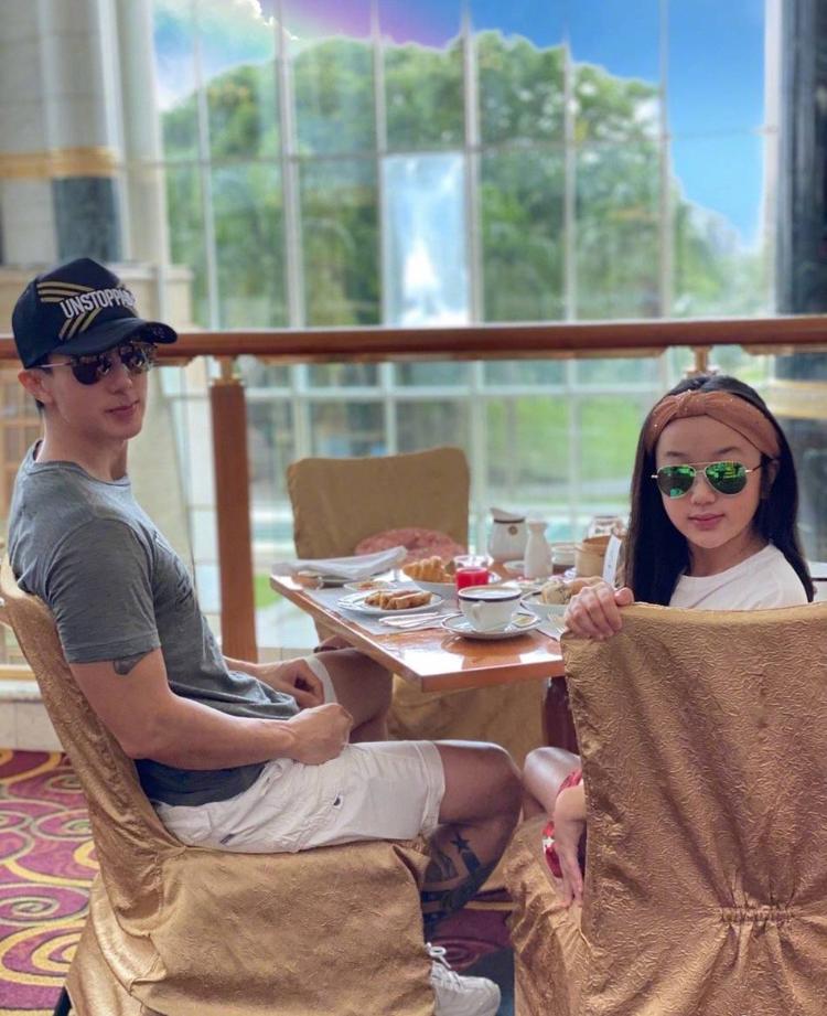 吳尊帶女兒NeiNei遊玩畫面溫馨有愛