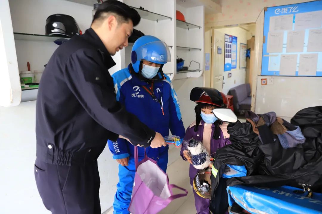 “看着眼泪流下来！”宁波外卖小哥把女儿绑身上送她上学，被交警拦下！接下来一幕意想不到……