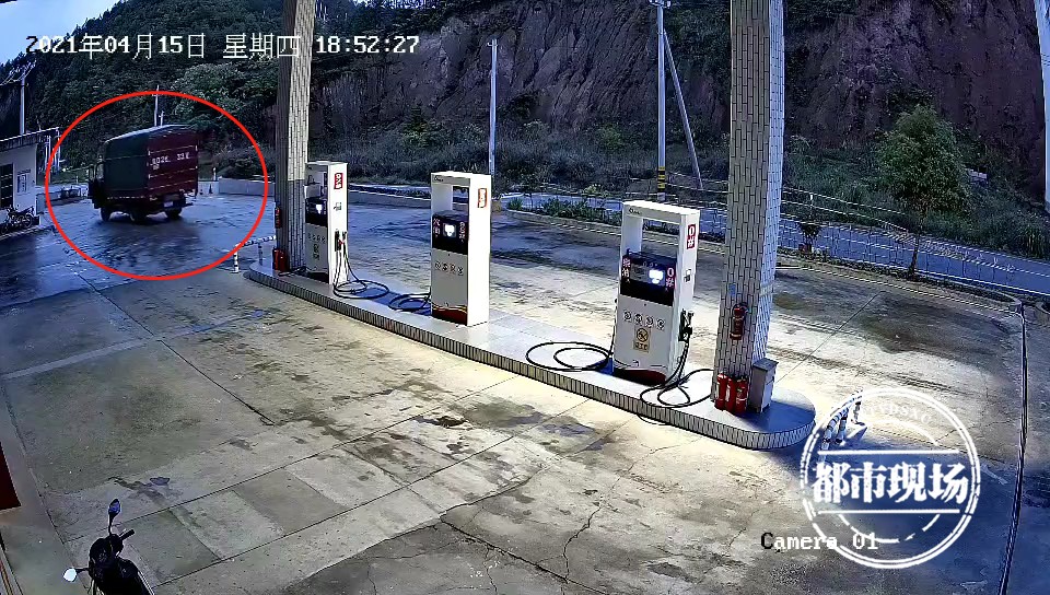 赣州：加油站里货车突然自动冲撞，司机狂追