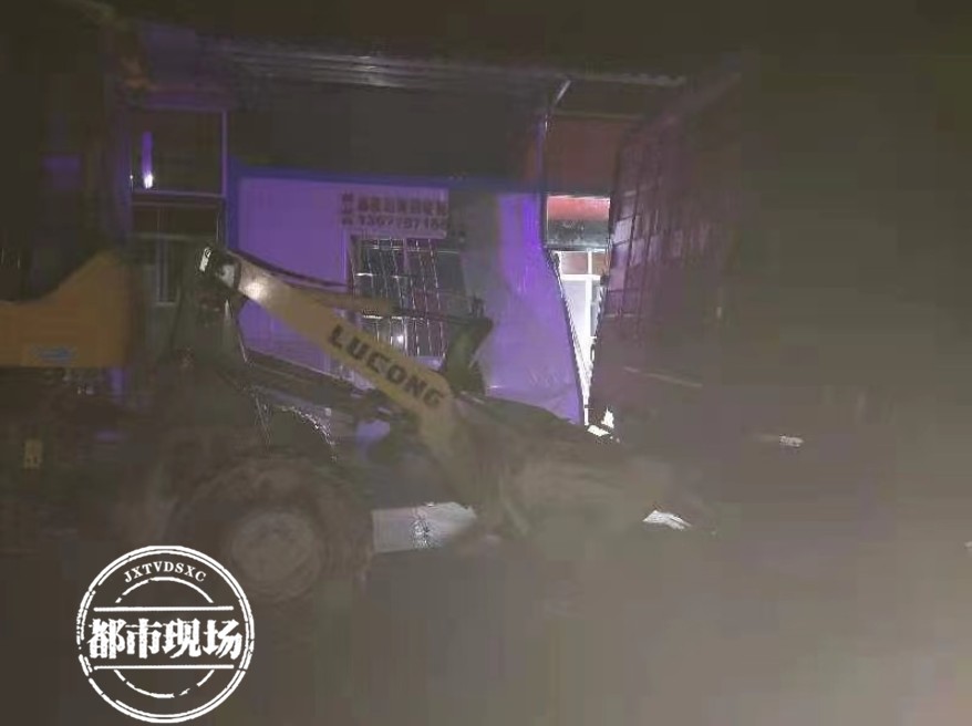 赣州：加油站里货车突然自动冲撞，司机狂追